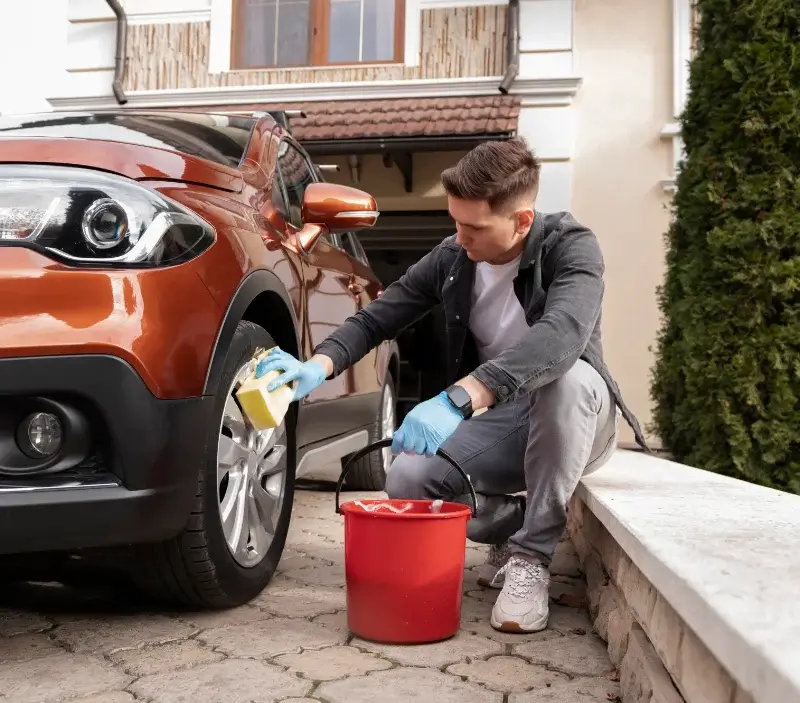 Lavage auto à domicile Paizay-Naudouin-Embourie : professionnel intervenant sur un véhicule